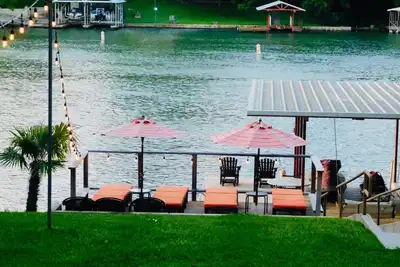 Image de Maison aux pacanes située sur le lac Lbj. Eau libre, belle cour, pacanes ombragées!