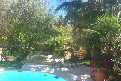 Image de Rez de jardin dans belle bastide au bord de la piscine