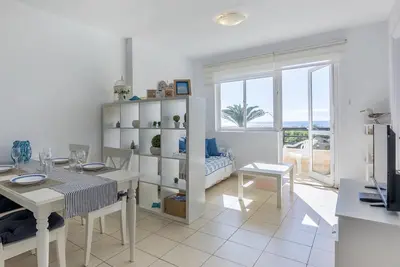 Image de Appartement en front de mer avec vue sur la mer et terrasse 2 chambres Wi-Fi en bord de mer
