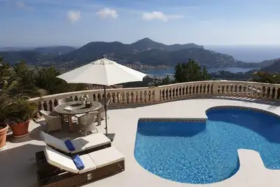 Image de Villa avec vue imprenable et piscine chauffée dans un endroit très exclusif