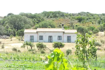Image de maison de campagne spacieuse dans un endroit idyllique non loin de la mer