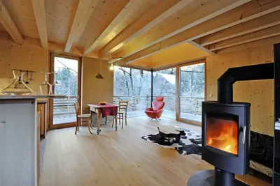 Image de Cabane dans les arbres \"Laugen Lodge\" avec étang de baignade naturel
