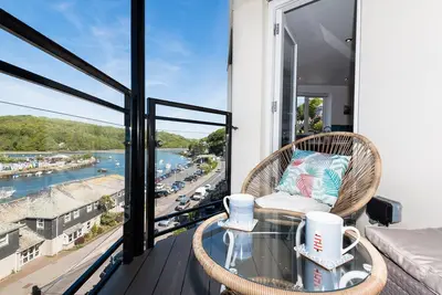 Appartement moderne en centre ville avec balcon et vue sur la rivière.