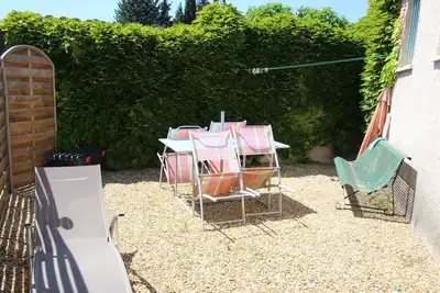Image de studio 2 personnes dans un village