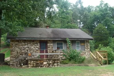 Image de Près de la rivière pour la pêche, canoës, kayaks, tubes, natation, antiquités en ville