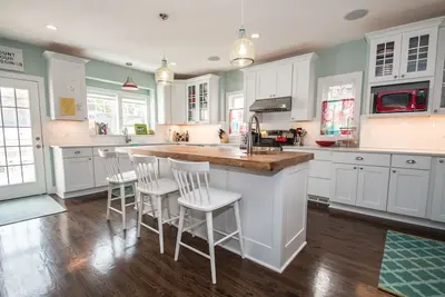 Image de Milwaukee North Shore; 4 chambres, 2. 5 salles de bain, spacieuse, maison à aire ouverte