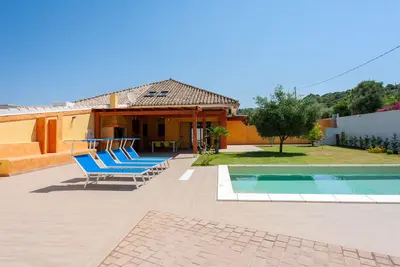 Image de Villa Chloé, avec piscine, jardin avec pelouse à quelques km de Cagliari, Sardaigne