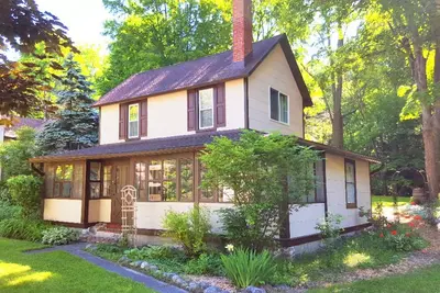 Image de Marchez À Torch Lake À Partir De Ce Quaint Older Alden Cottage