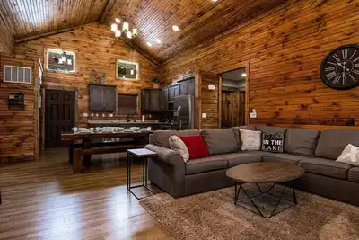 Image de Timber Trails South-Hot Tub sur votre pont arrière! Près de la piscine, volleyball de sable