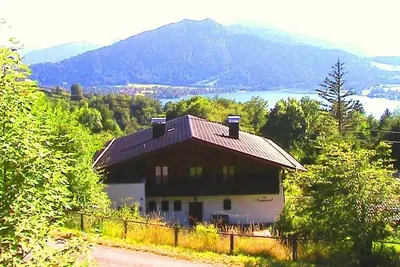 Image de Maison de campagne Tegernseer, vue montagne / lac, 2800m2 de terrain.