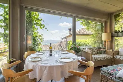 Image de Luisa's Smile, dans la maison du XVIème siècle près du château