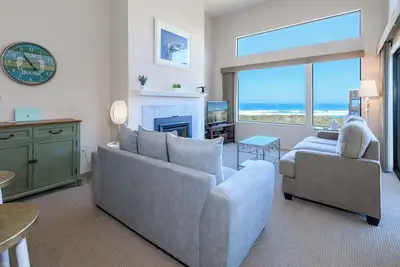 Image de Beautiful Beach Condo sur la baie de Monterey - Vues magnifiques sur l'océan