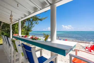 Image de Nouvelle Liste: \"Works Wonders\", en front de mer sur le paisible Frank's Sound.