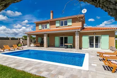 Image de Une maison de vacances lumineuse et sereine avec piscine privée et aire de jeux pour enfants