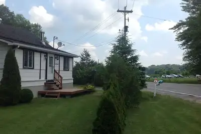 Image de Lake Simcoe Cottage en face du parc du centenaire de Thorah, Beaverton, Ontario