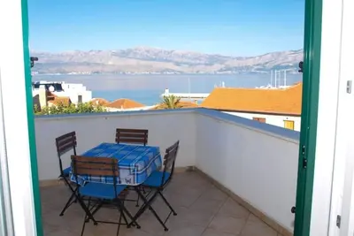 Appartement d'une chambre avec la terrasse et la vue sur le mer Postira, Brac (A-17323-c)