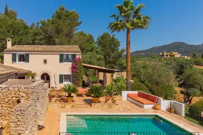 Image de rural et calme, grande piscine privée, meubles rustiques de charme