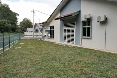 Maison confortable avec un bon accès, un espace de stationnement et à 5 minutes en voiture de la ville seulement