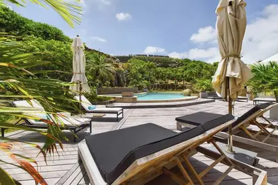 Image de Décor élégant et superbes vues sur l'océan, piscine chauffée dans la zone du jardin, Wifi gratuit