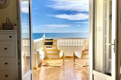 Image de @LeucateParadiso. Votre terrasse sur la plage, face à la mer. Vous y êtes déjà!