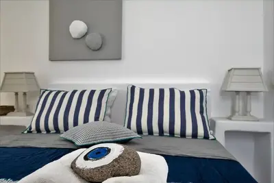 Image de Complètement indépendant, 3 villas situées dans le village de Finikia avec un parking sur place. Chaque villa dispose d'un jardin privé avec jacuzzi extérieur donnant sur la mer Égée.