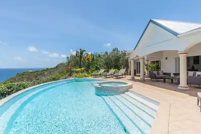 Image de Villa méditerranéenne élégante, grande piscine semi-circulaire avec vue sur l'océan, deux jacuzzis