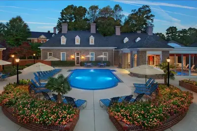 Image de Marriott 2 Cac 2 bains pour votre confort, à quelques minutes du centre-ville de Williamsburg.