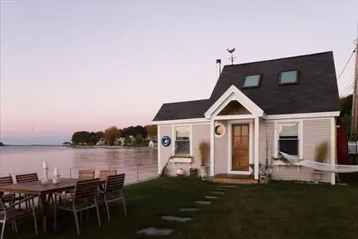 Image de Le «Water House 'Cottage est sur une plage de sable! Vues incroyables! !