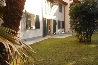 Villa immergé dans la forêt méditerranéenne de pins verts à quelques pas de la mer