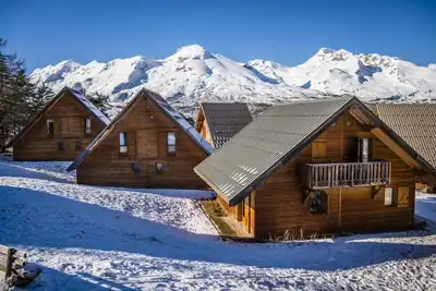 Image de Chalet, 150m du centre station, vue montagne, piscine, sauna, parking, télévision, casier à ski