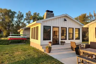 Image de Retraite familiale au bord du lac * À quelques minutes des vignobles, des plages et du centre-ville! *
