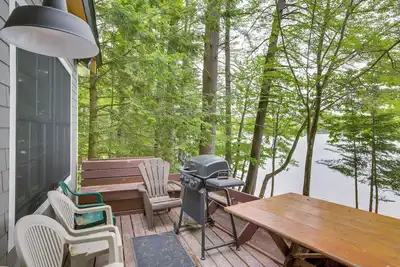 Image de Nouveau! Lakefront Cabine avec rampe de canoë et bateau