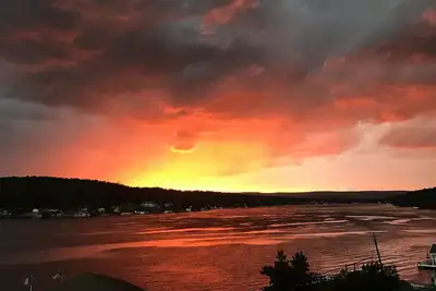 Image de Harveys Lake, Pa - Présence et vue spectaculaires au bord du lac!