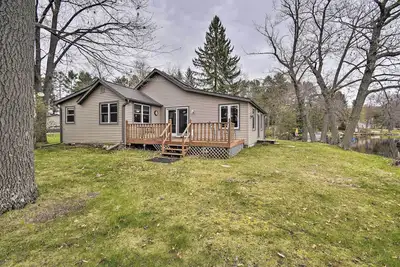 Image de Maison au bord du lac avec quai saisonnier - Ă 3, 2 km du ski!