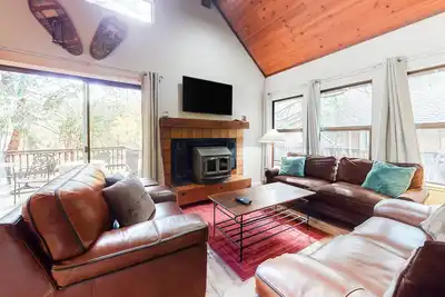 Image de Cabane par excellence chien-friendly dans les bois w / piscine partagée, salle de gym, tennis!