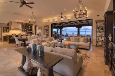 Image de Maison de colline luxueuse avec vue imprenable sur l'océan.