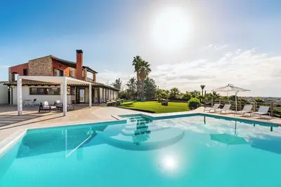 Image de Villa avec piscine à débordement et vue sur la mer et les îles Egadi enchanteresses.