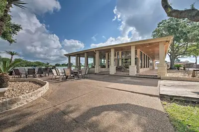Image de Nouveau! 200 Acre Lakefront Ranch Ă Wallis w / lac Pvt