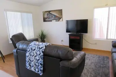 Image de 3 chambres, 2 salles de bain à la maison près des magasins et du théâtre.