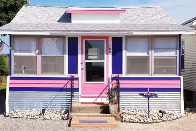 Image de Cottage mignon, confortable et cool avec 2 chambres et 1 salle de bain en face de Clinton Beach