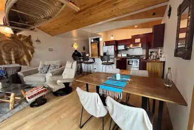 Image de 1 pâté de maisons de Farmers Market & Town Park, condo moderne avec vue sur les Cimarrons