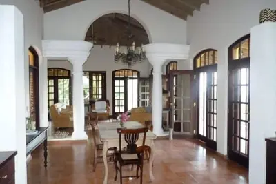 Image de Villa avec jardin et vue sur la mer et la plage privée