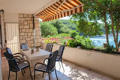 Image de Apt sur la plage avec grande terrasse et jardin
