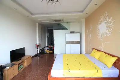Image de Mirr Homestay Hanoi 4 | Grande fenêtre avec télé et canapé 280 $ / mois