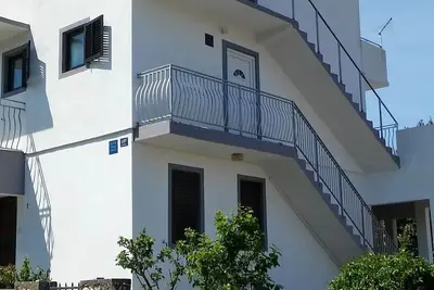 Image de Appartement de deux chambres avec la terrasse et la vue sur le mer Razanj, Rogoznica (A-17328-a)
