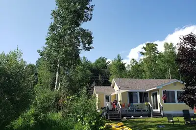 Image de Réservez maintenant pour la couleur d'automne! Chalet au bord du lac à quelques pas du lac Mullett w / kayaks