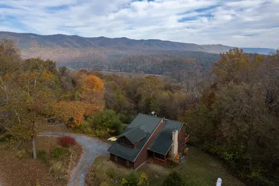 Image de Lone Bear Cabin: Vue imprenable sur les montagnes, cheminée, bain à remous. Accès à la rivière.