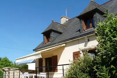 Image de Les Bruyères, Morgat. Maison pour 9 personnes, 6 adultes, 3 enfants et un bébé.
