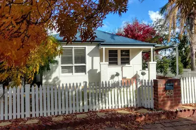 Image de \"Shady Corner Cottage\" avec Wi-Fi illimité gratuit et Netflix.