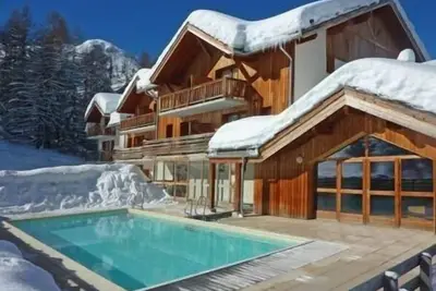 Image de 200m des commerces, 1er étage, vue pistes de ski, piscine, sauna, hammam, balcon, casier à ski, 33m²